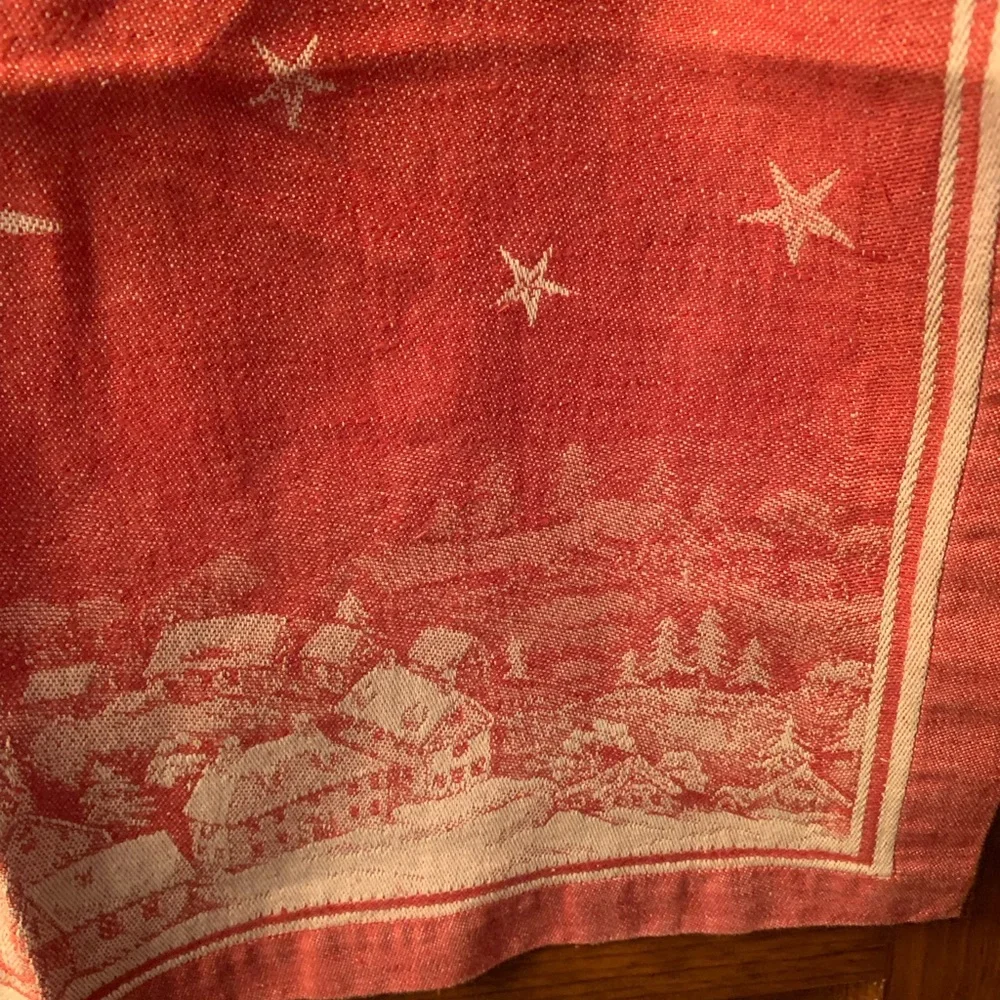 5 WILLIAMS SONOMA, RED and WHITE St. Nick Napkins, textured 48 Linen 52 Cotton.